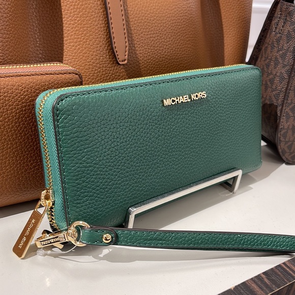 Michael Kors Jet Set Travel Large Travel CONTINENTAL 
Fern Green NWT - Picture 2 of 16